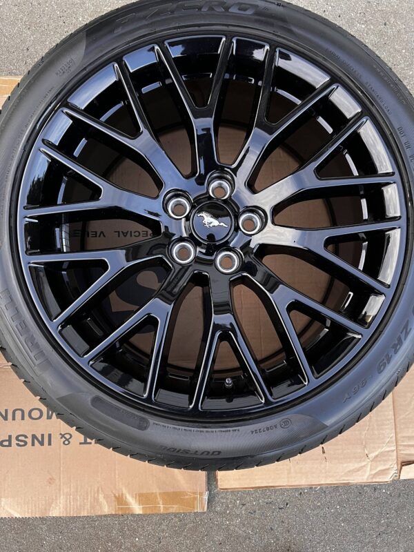 Mustang Performance Pack wheels and tires - Image 5