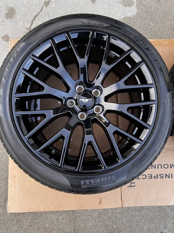 Mustang Performance Pack wheels and tires - Image 4