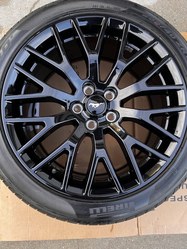 Mustang Performance Pack wheels and tires - Image 3